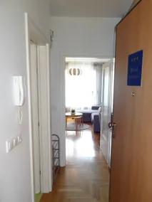 Well-equipped apartment with free parking - Image 5