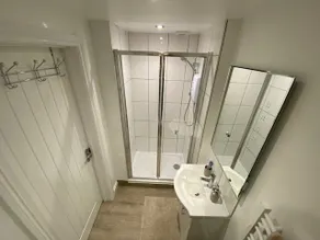 Private double en-suite room with parking - Image 5