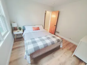 Charming 2 bed/1 bath apt- walk 2 train/store/rest - Image 4
