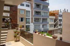 Modern: Queen-Size Bed + Desk + Plaza Vea 5 min. - Image 5