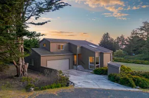 Hot Tub/2 King Beds/Coffee Bar/Free EV Charger - Family & Infant Friendly - Image 4