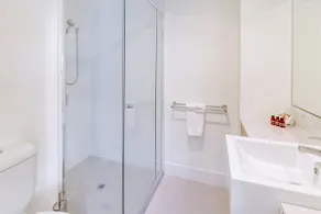 2BR Apt Lakeview Foxtel Balcony Pool Parking - Image 3