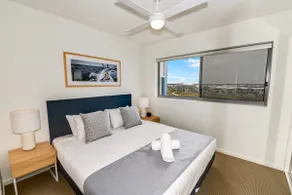 2BR Apt Lakeview Foxtel Balcony Pool Parking - Image 4
