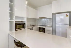 2BR Apt Lakeview Foxtel Balcony Pool Parking - Image 2