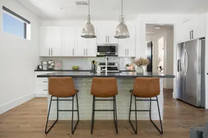 Modern, Bright Spacious Home ~ - Image 2