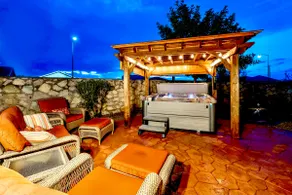 Tuscan Villa Outdoor Living, Jacuzzi & Gym - Image 4