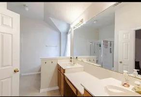 Comfy 3-Bedroom Home in Arlington - Image 5