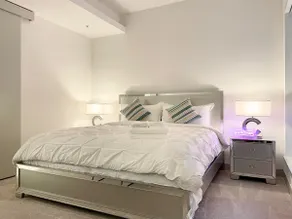 Irvine king bed two desk one bedroom APT - Image 3