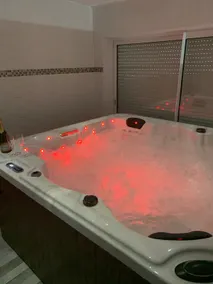 Zen and cozy accommodation, with jacuzzi and cinema room - Image 4