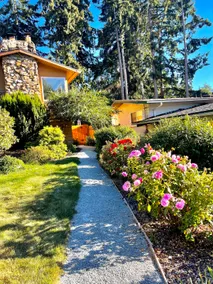 Spacious, Quiet Retreat in Federal Way - Image 4