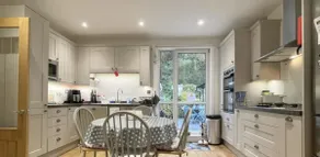 Lovely 2 bedroom apartment next to the beach - Image 2