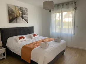 Spacious villa with heated swimming pool - Image 4