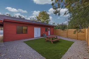 Cozy 2 Bedroom Guest House - Image 3
