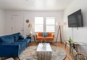 The Reba • Spacious, cozy, private, near downtown - Image 2