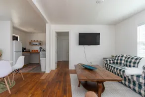 The Blond Busey • Spacious, Downtown Views & Urban - Image 2
