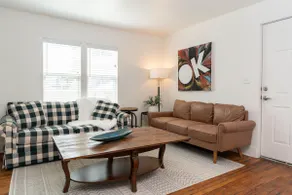 The Blond Busey • Spacious, Downtown Views & Urban - Image 3