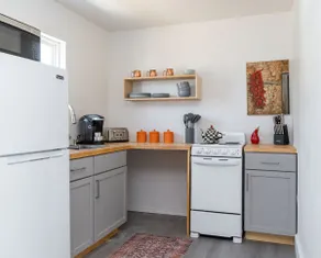The Blond Busey • Spacious, Downtown Views & Urban - Image 4