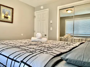 B: Lovely Single Story King Bed Apt - Image 5