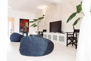 Beautiful lux apartment with beachfront pool - Image 1