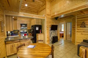 Lakeside Cabin Retreat on Quiet Peninsula - Image 3