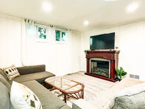 Adorable Private Apt w/Hot Tub, King Bed & Kitchen - Image 4
