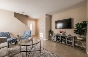 Cozy 2- bedroom home with parking - Image 2