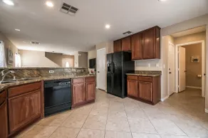Cozy 2- bedroom home with parking - Image 5