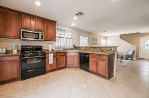 Cozy 2- bedroom home with parking - Image 4