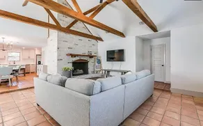 Stunning updated 3 bedroom in Southland - Image 4