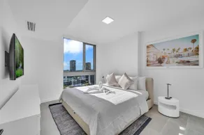 Modern 1 Bed Condo across from Bayside in Downtown - Image 5