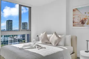Modern 1 Bed Condo across from Bayside in Downtown - Image 3