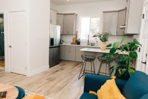 New Modern guesthouse with pool in Simi Valley - Image 2