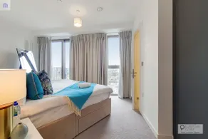 Luxury Three bed Apartment by London ExCeL - Image 2