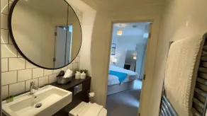 Luxury Three bed Apartment by London ExCeL - Image 4