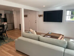 Spacious One Bedroom Apt, Close to Beaches - Image 3