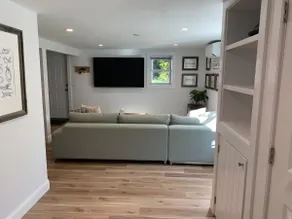 Spacious One Bedroom Apt, Close to Beaches - Image 2
