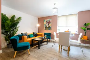 2bed apt,5mins to centre, free parking. - Image 2