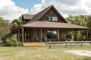 Cheerful 3 Bedroom Guesthouse at Ronin - Image 2