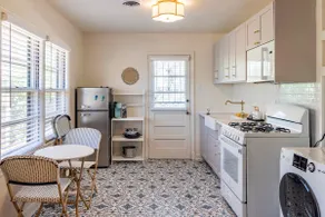 Rare find! Fun 2BR Duplex in Trendy Midtown - Image 2