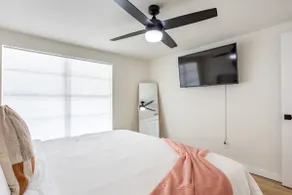 Sun-filled Townhome w/ double King Bed's - Image 2