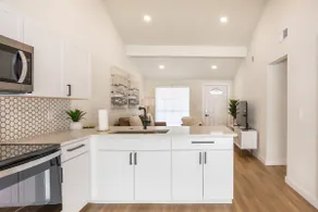 Sun-filled Townhome w/ double King Bed's - Image 5