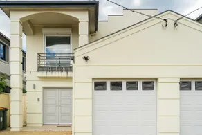 Luxury ultimate beach living, close to airport - Image 4