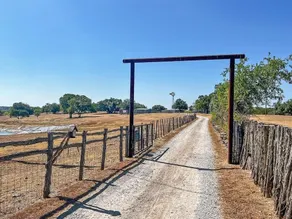 Farmhouse on 8 acres - Image 3