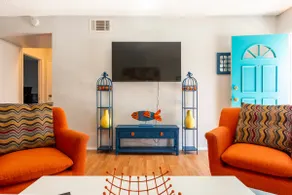 Central LA Stay Near SoFi, LAX & Top Attractions - Image 2