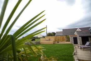 Beautifully renovated four bedroom house - Image 3