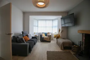 Beautifully renovated four bedroom house - Image 2