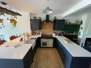 Family home with fabulous space/great location - Image 4