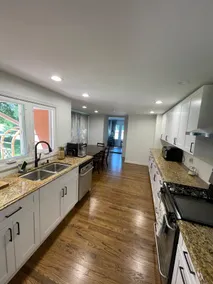 Home near the lake with an inground pool - Image 3
