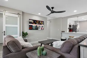 Stylish Modern Desert Oasis Home Min to BB Stadium - Image 3