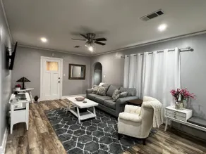 Bella House. 2 bd/2 ba. Fenced. Near downtown. - Image 5
